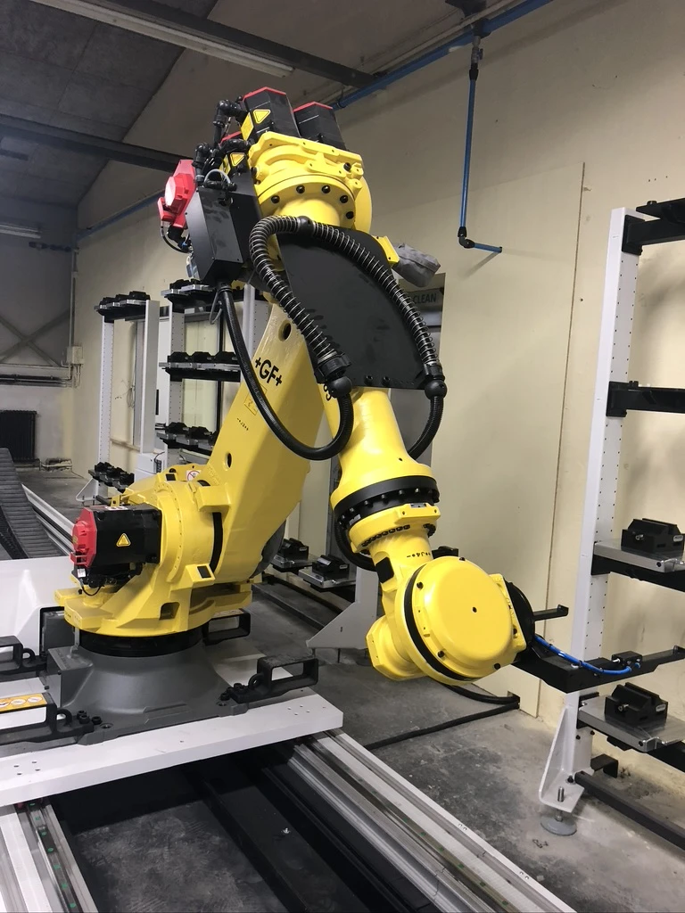FANUC-Roboter auf einer Linearachse für den Werkstückwechsel in unserer neuen Zelle